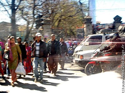 Traverser la route au Népal : une épreuve à hauts risques ;-)